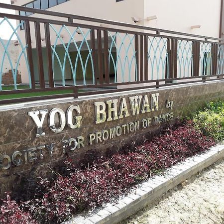 Yog Bhawan Aparthotel Грейтър Нойда Екстериор снимка