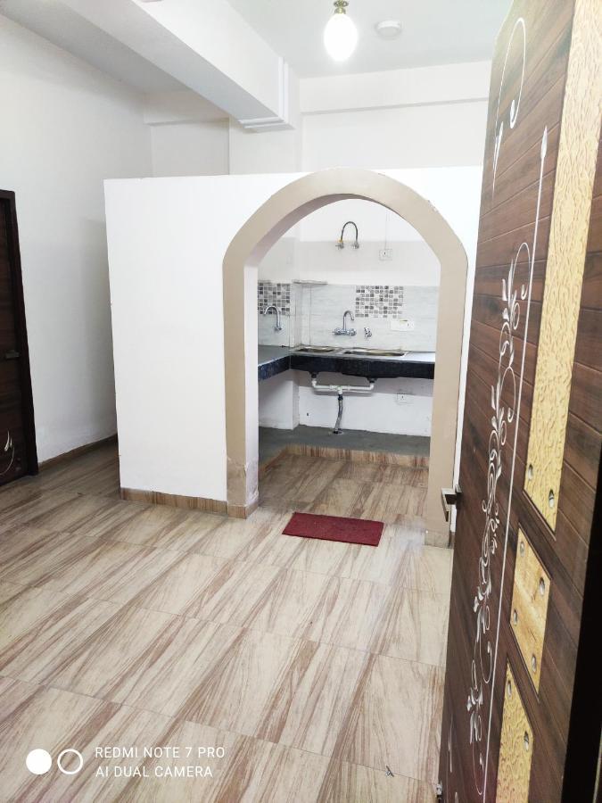 Yog Bhawan Aparthotel Грейтър Нойда Екстериор снимка