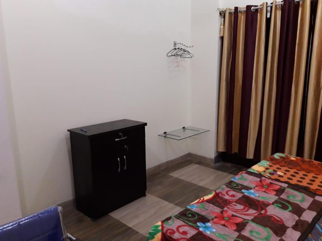 Yog Bhawan Aparthotel Грейтър Нойда Екстериор снимка