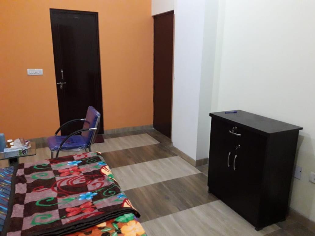 Yog Bhawan Aparthotel Грейтър Нойда Екстериор снимка
